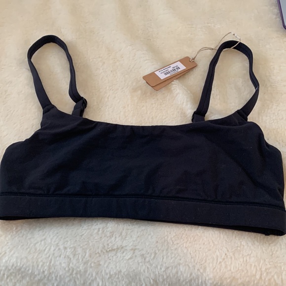 SKIMS (Black) Buttery Soft Scoop Neck Bra - Picture 4 of 10